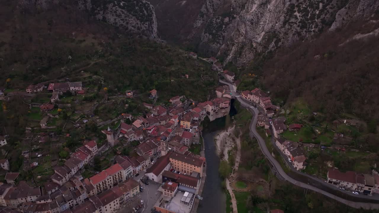Altın saat ışığında parlayan Fransız köyü Pont-en-Royans.