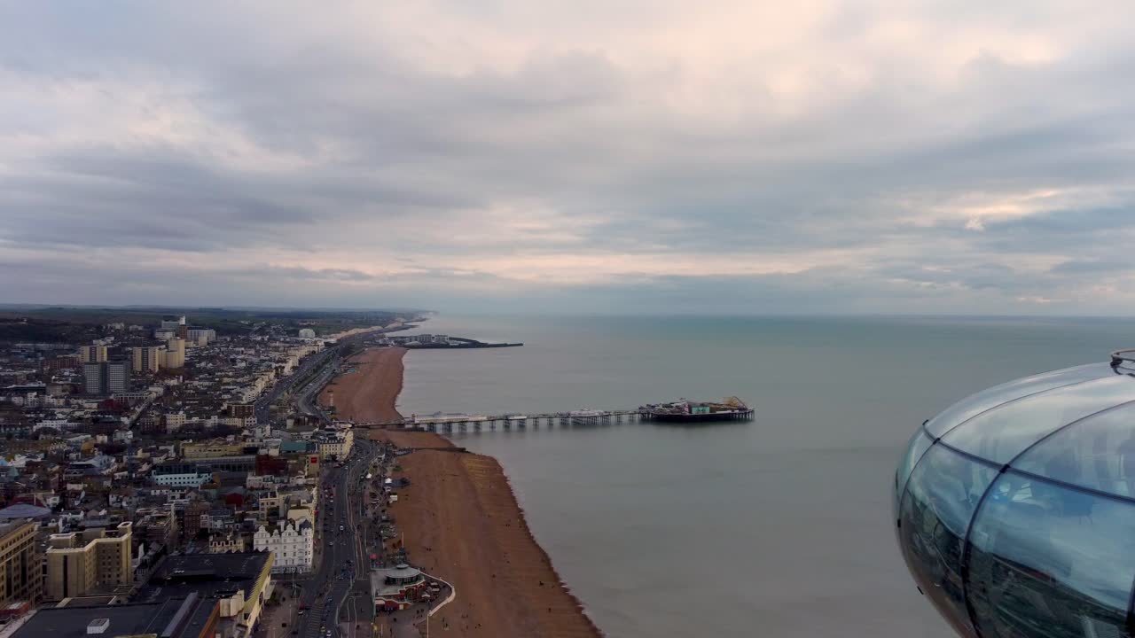 un vuelo de drones de 4k del icónico brighton i360 y la playa de abajo