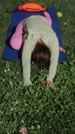 mujer practicando yoga al aire libre