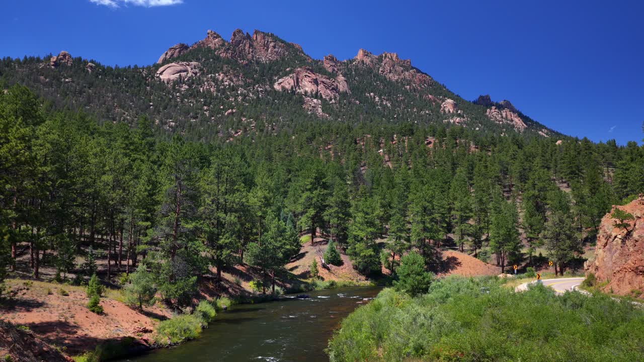 Deckers South Platte River, ripresa aerea con drone, Colorado Trail, Evergreen, Conifere, Foxton, North Fork, Buffalo Creek, Platte Canyon, primavera, estate, mattina, soleggiato, cielo blu, Pike National Forest, panoramica in avanti verso l’alto