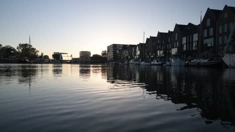 molino de viento de adrian a lo largo del río sparne en el centro de la ciudad de haarlem al sol de la mañana temprano