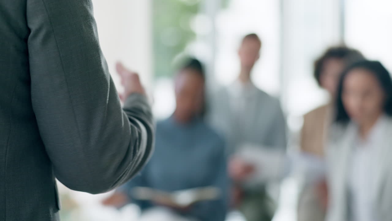 Business, coaching e uomo con ufficio sfocato