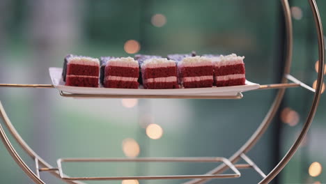 Elegante-Exhibición-De-Rebanadas-De-Pastel-De-Terciopelo-Rojo