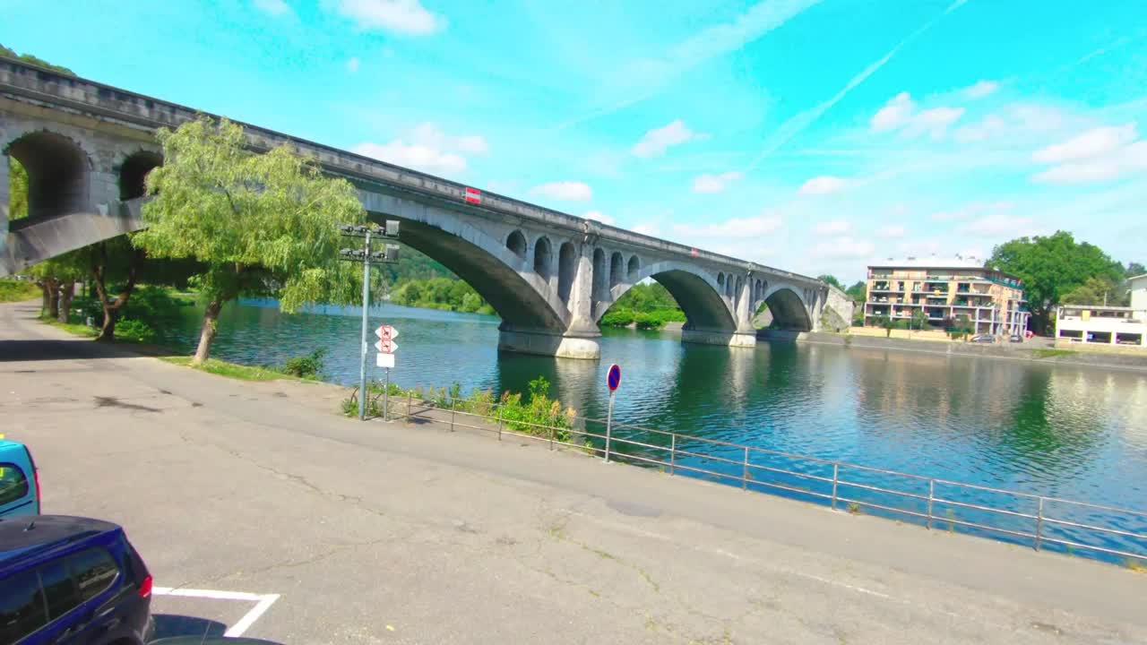 퐁 뒤 슈민 드 페르(pont du chemin de fer), 화창한 날 위이(huy)에 있는 철교, 마아스, 위, 벨기에, 4k, 50fps