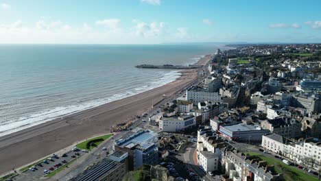 tomada aérea de un dron de hastings, reino unido, disparo de seguimiento en la parte superior del castillo de hastings, la playa de hastings, el muelle de hastings y la línea costera