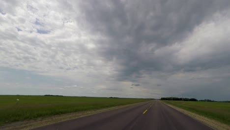 Conduciendo-En-Las-Praderas-Canadienses-Por-La-Carretera-Mirando-Hacia-Adelante