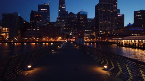 Gimbal-Dröhnt-In-Der-Dämmerung-Vom-Pier-Im-Hafen-Von-San-Francisco-Auf-Die-Skyline-Der-Stadt