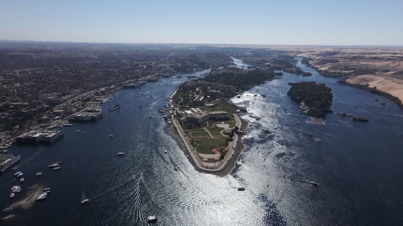 이집트 아스완 에 있는 나일 강 에 반사 되는 태양