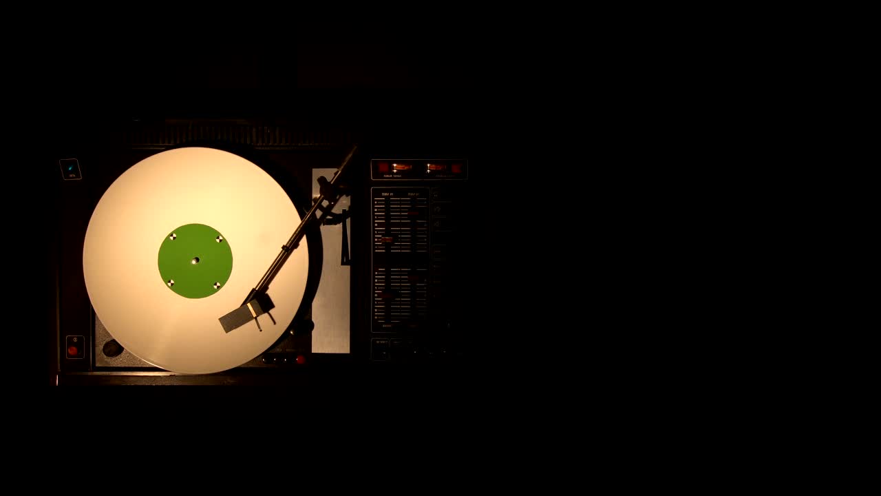 플레어 (pleur) 는 오래된 턴테이블 4k  뷰에서 노래를 재생합니다.