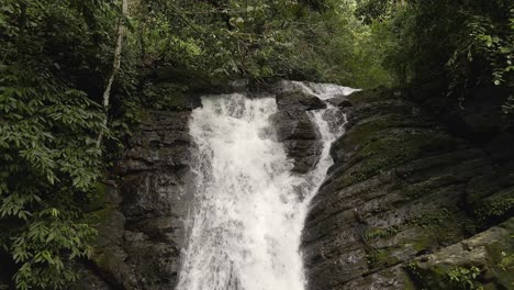 Wunderschöner-Wasserfall,-Der-In-Den-Regenwäldern-Von-Costa-Rica-Fließt