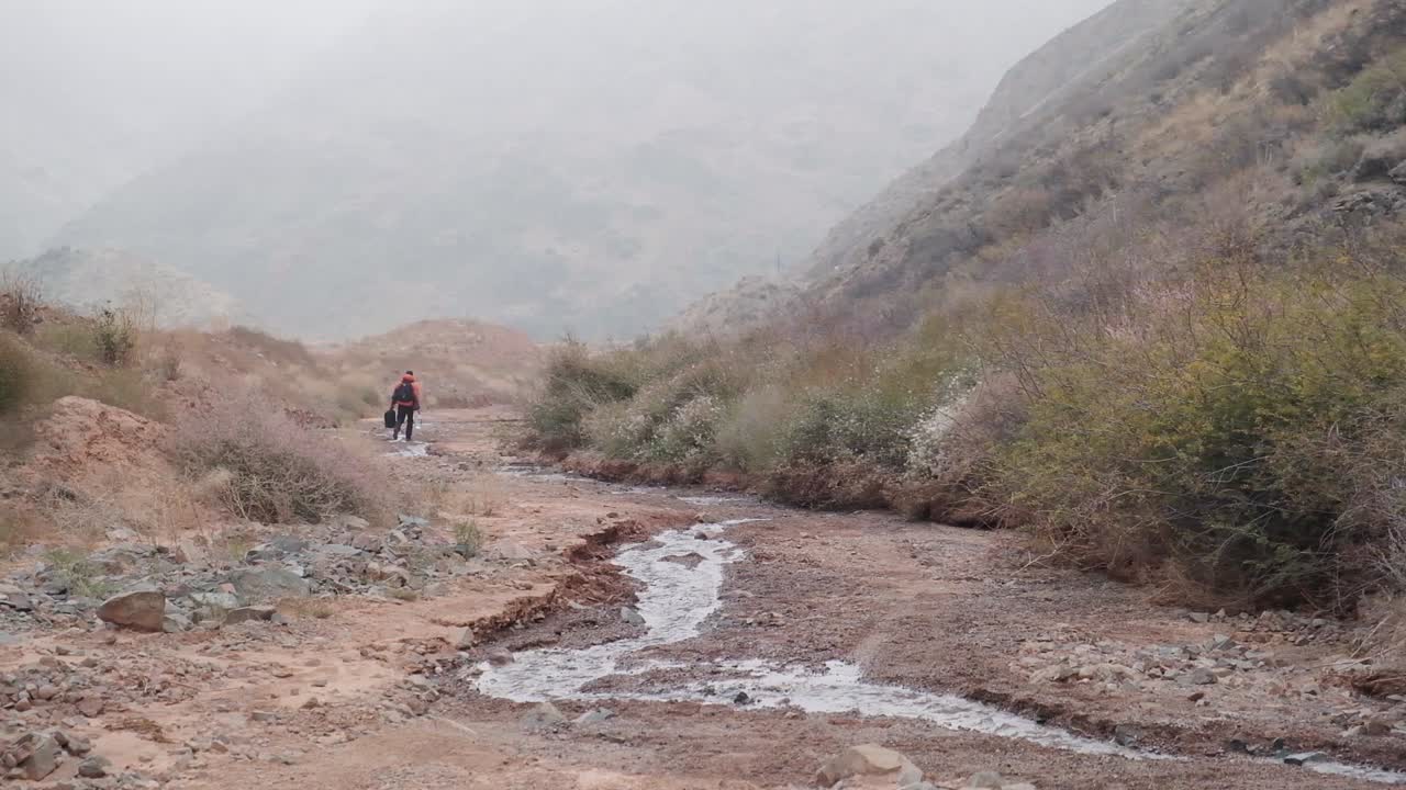 konorcheck canyon이라는 붉은 절벽이 있는 작은 개울 협곡