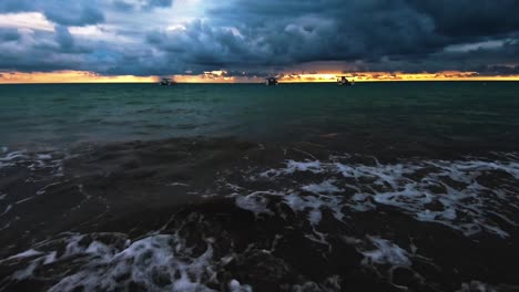 Tiro-Inclinado-Hacia-Arriba-De-Un-Impresionante-Amanecer-En-La-Playa-En-Joao-Pessoa,-Brasil