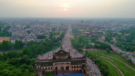 Husainabad-Uhrturm-Und-Bada-Imambara-Indien-Architekturansicht-Von-Der-Drohne