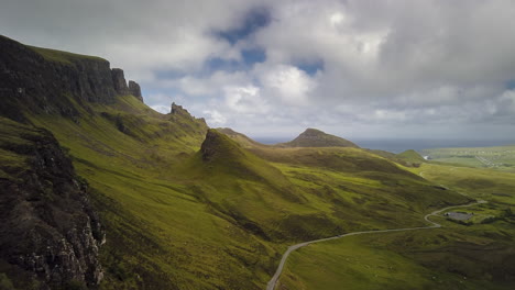 un timelapse del valle de quiraing en la isla de skye en un día nublado con las nubes moviéndose rápidamente a través del valle, hébridas interiores, escocia