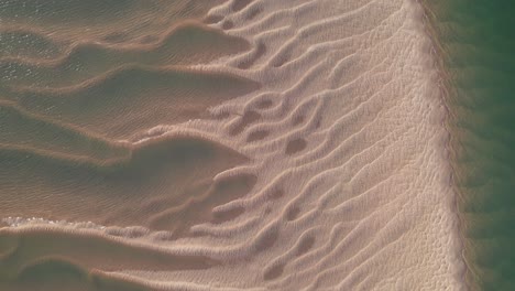 goldene sanddünen am meeresufer mit ruderboot