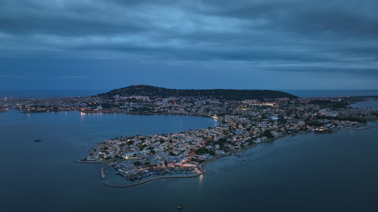 하늘에서 조명 된 sète: 해안가 마법, 다양한 요리, 그리고 예술적
