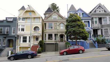 The-famous-Painted-Ladies-and-parked-cars-in-San-Francisco,-California