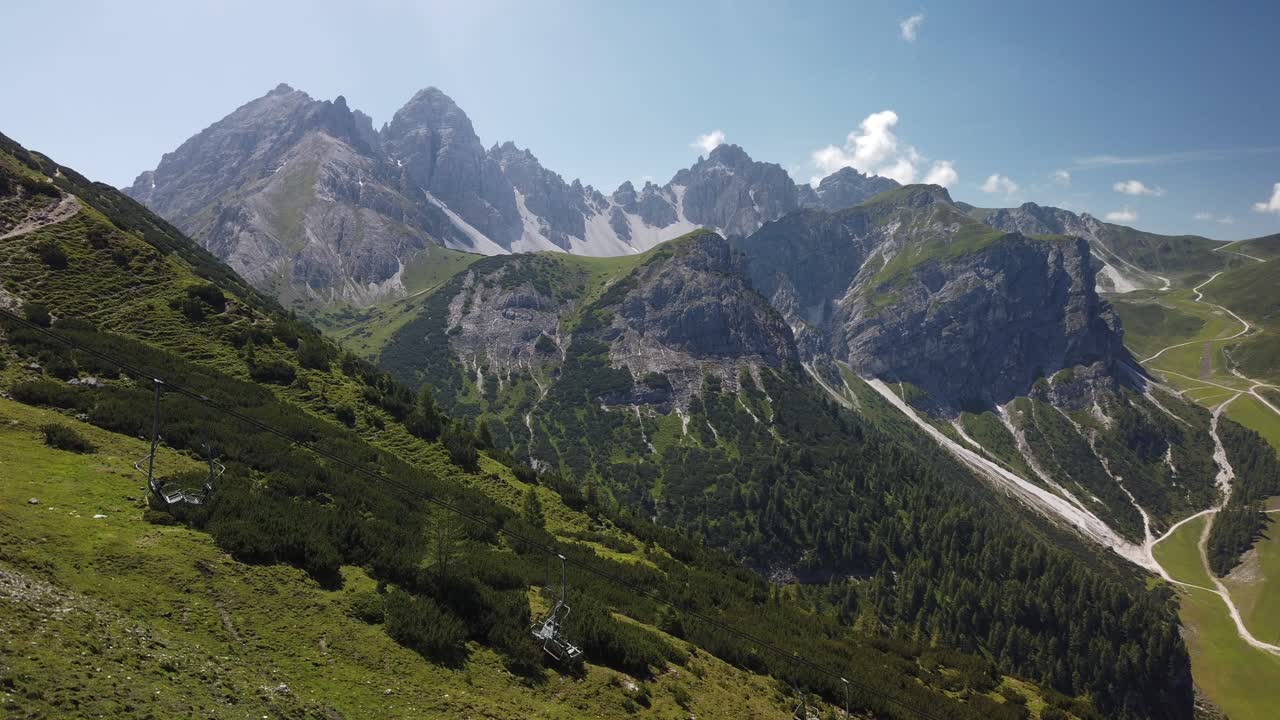 lapso de tiempo del valle de axamer lizum con pico hoadl, la estación de esquí olímpica cerca de innsbruck, con sol y cielo azul en julio