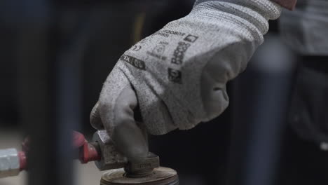 Arbeiter-Mit-Schutzhandschuhen-öffnen-Eine-Industriegas-Propanflasche