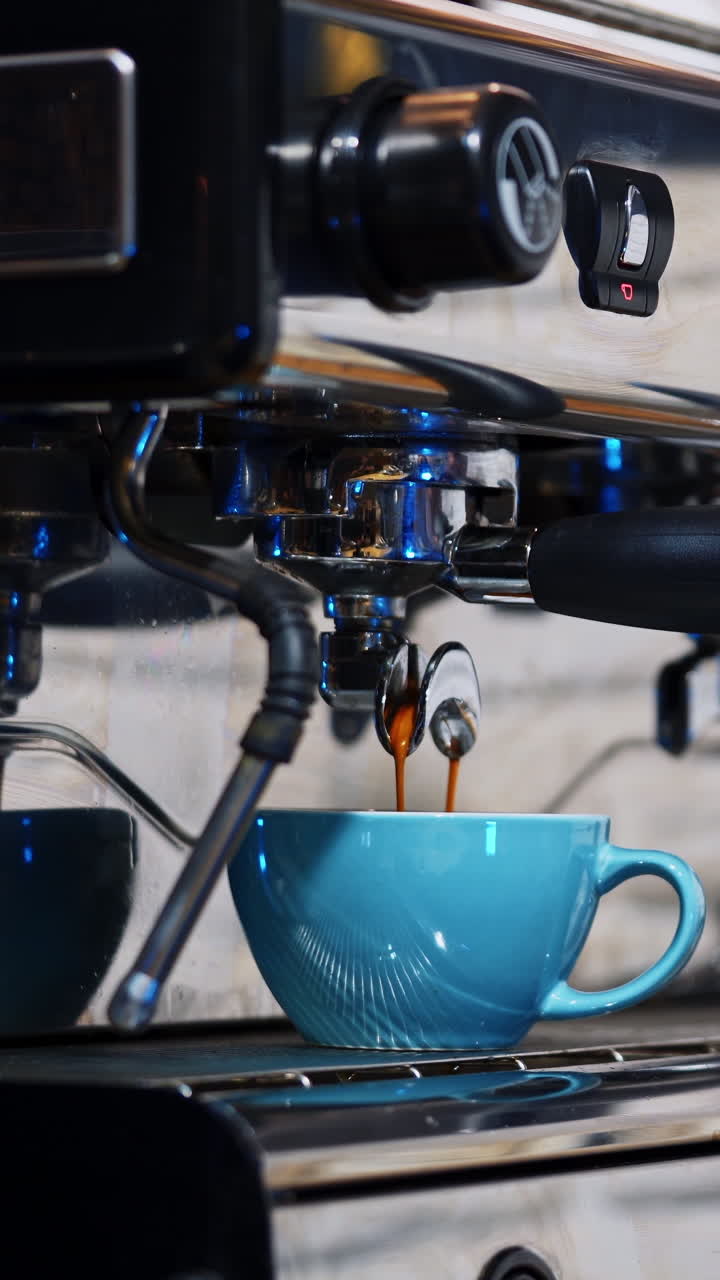 Barista making coffee in coffeeshop. Professional barista brewing coffee, using coffee machine in coffee shop
