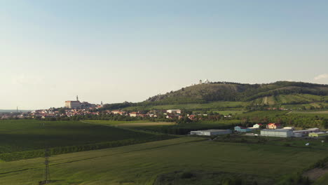 Ciudad-De-Mikulow-Debajo-De-La-Colina-De-Sváty-Kopeček-En-El-Paisaje-De-Moravia,-Disparo-De-Drones