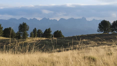 moviendo timelapse picos de montaña día de verano panorámica derecha tymfi grecia