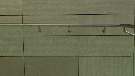 luz del sol en las escaleras de mármol con barandillas metálicas