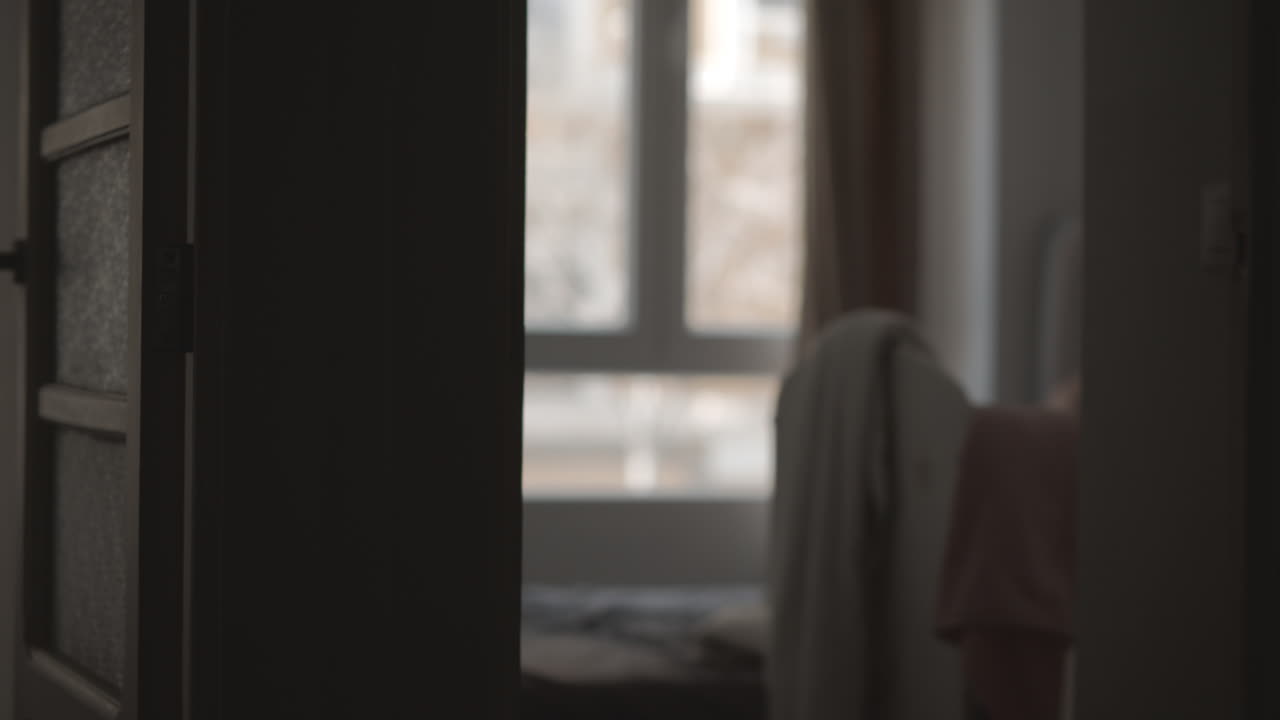 침실에서 기어다니는 아이