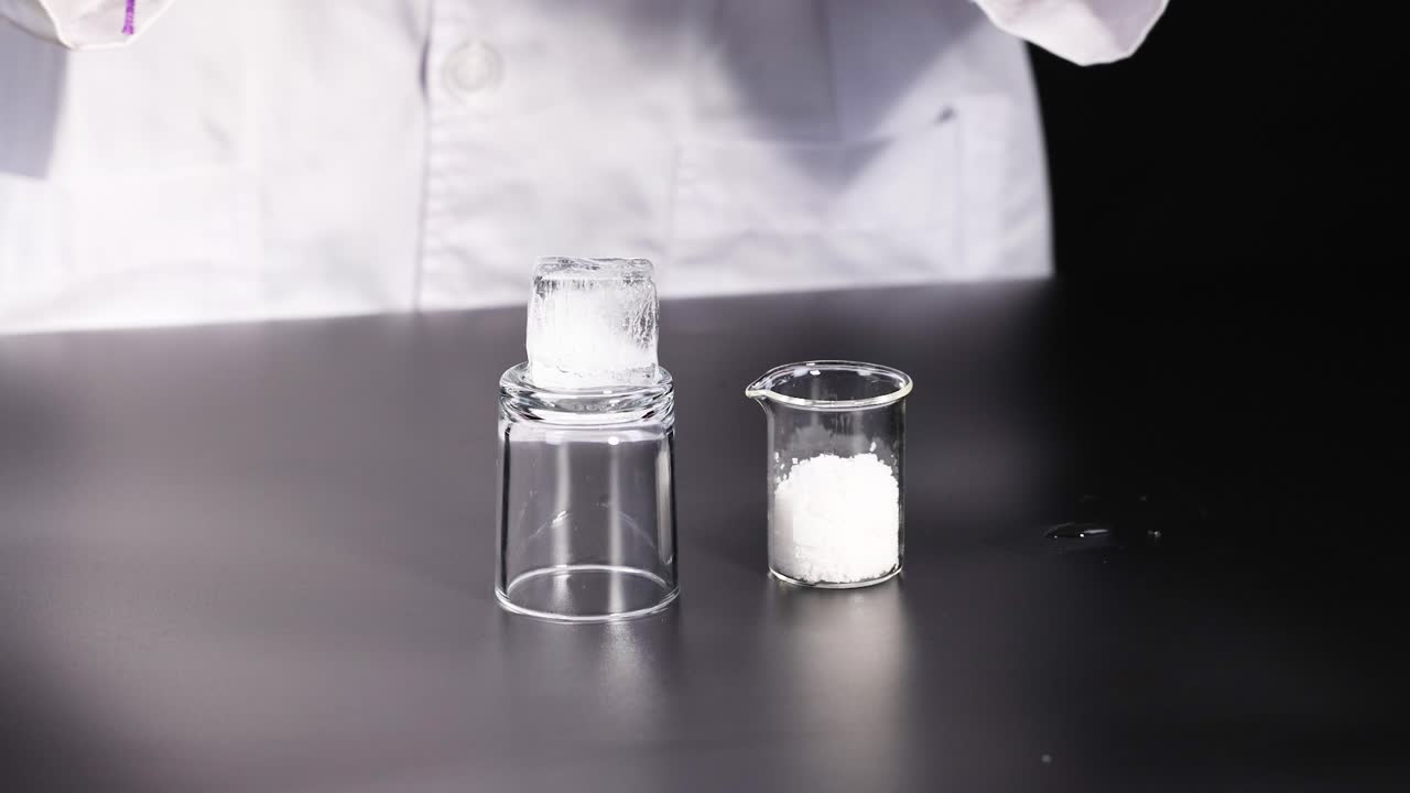 experimento científico con hielo y sal