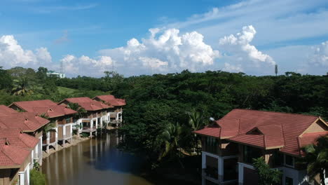 Amplias-Tomas-De-Casas-Dentro-Del-Lago-Con-El-Cielo-Azul-De-Fondo