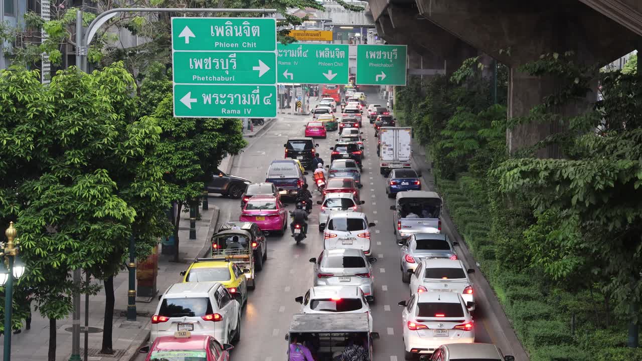 은 도시 도로에서 교통 체증에 여러 차량