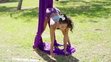 agraciado bailarín acrobático haciendo ejercicio