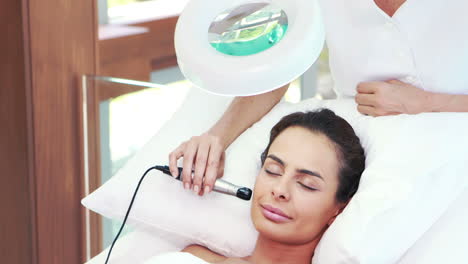 morena relajada con tratamiento facial