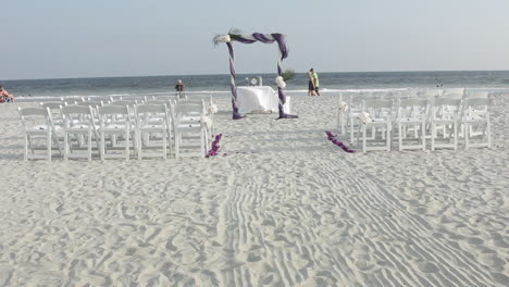 plano general de las decoraciones de la boda en la playa