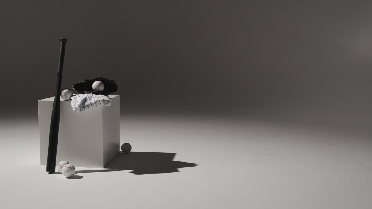 бейсбольная студия натюрморт с битой, ловцами мячей, перчатками и футболкой команды и копировальным пространством