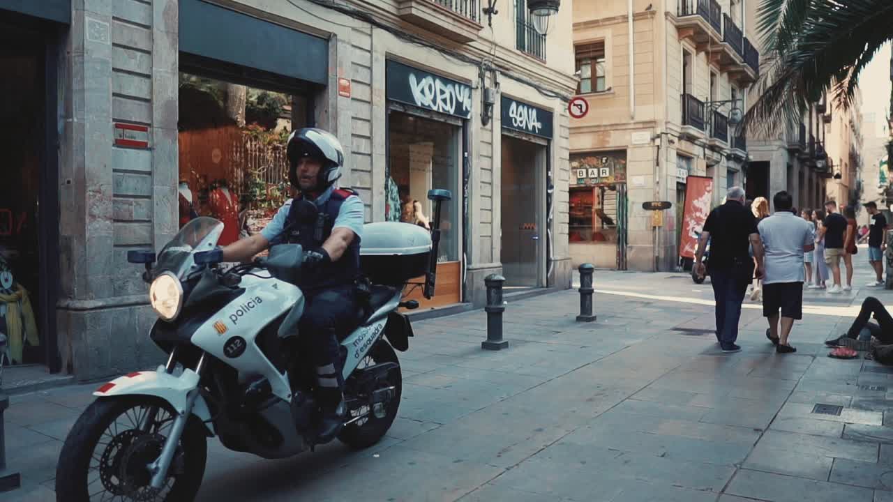 바르셀로나 도시 거리 장면과 상점과 사람들