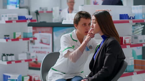 farmacéutico haciendo un examen anual del oído