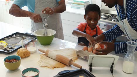 Niño-Aprendiendo-A-Romper-Huevos-Mientras-Prepara-Galletas