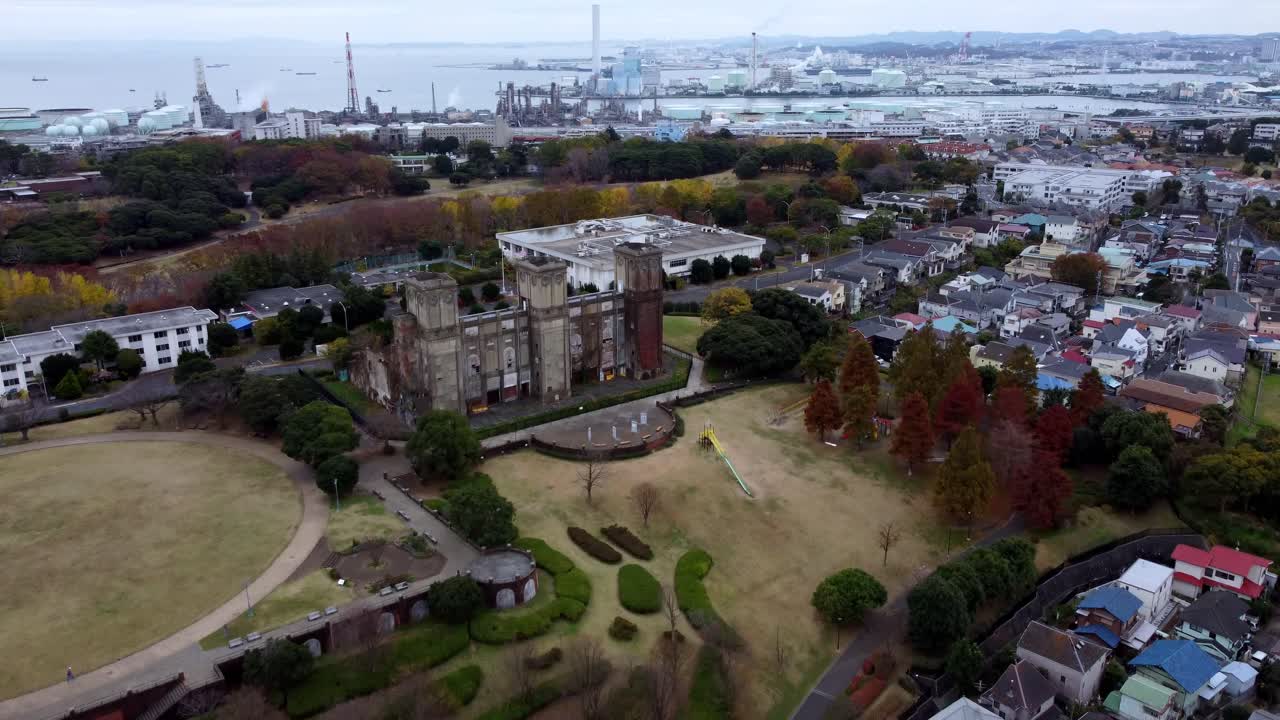 교외 지역 의 가을 나무 들 사이 에 있는 역사적 인 성, 공중 에서 볼 수 있는 모습