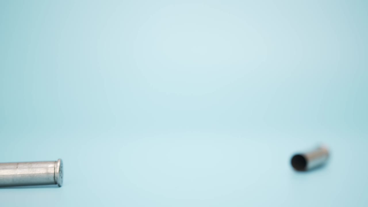 la carcasa de la bala ha golpeado el suelo a través del uso.