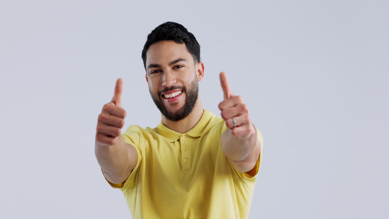 cara, sonrisa y hombre con los pulgares hacia arriba