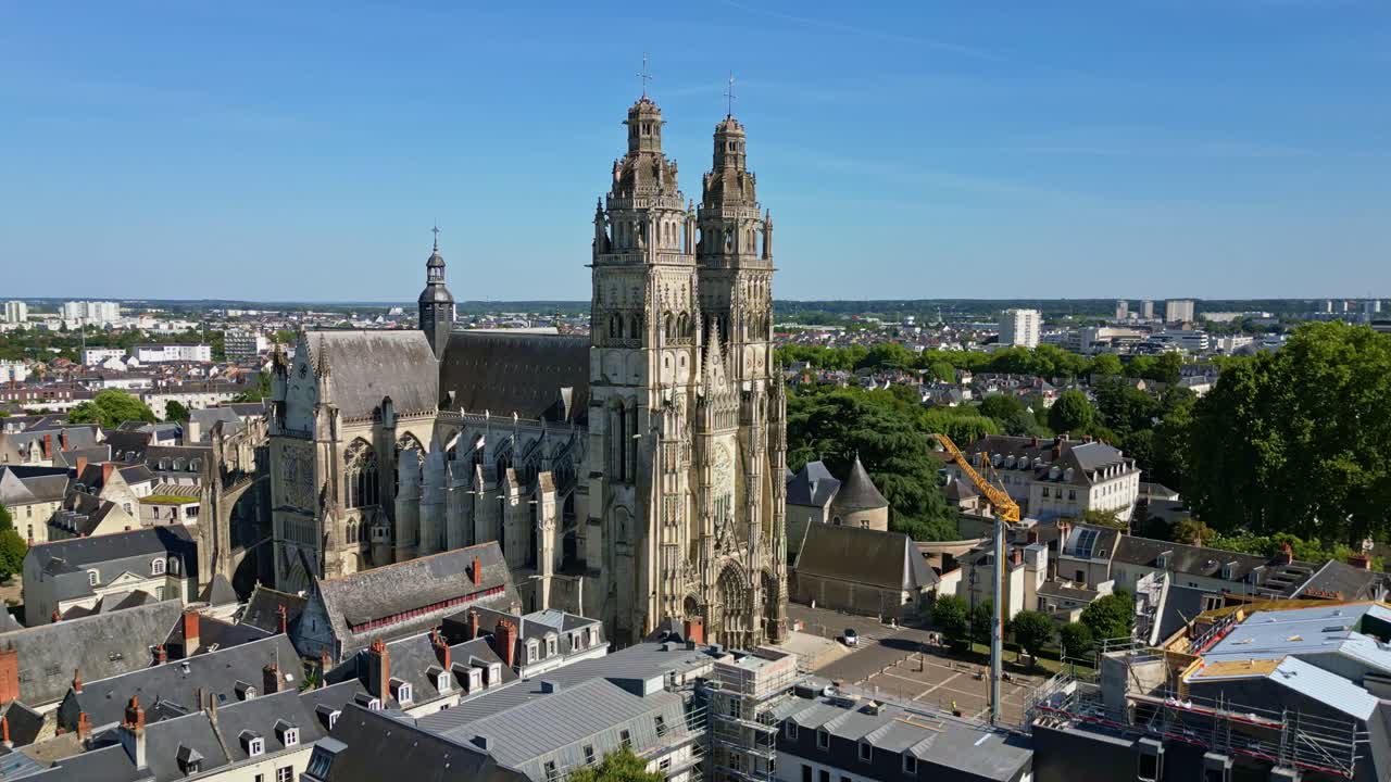 Immagine aerea della cattedrale di Saint-Gatien a Tours, in Francia, circondata da edifici e strade cittadine