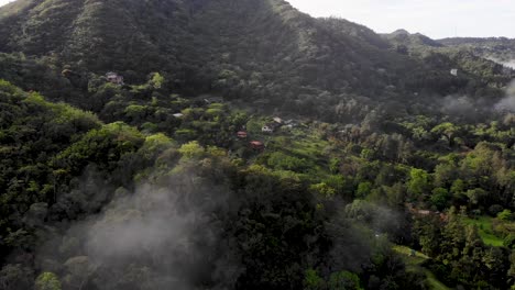 Low-clouds-over-homes-in-Valle-de-Anton-in-central-Panama-extinct-volcano-crater-valley,-Aerial-dolly-right-shot