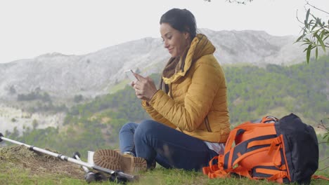 Lächelnde-Wanderin-Mit-Ihrem-Telefon