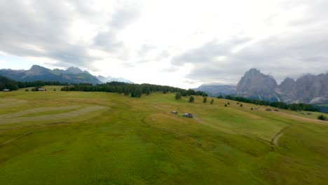 drone fpv volando en la meseta de alpe di siusi, seiser alm prados al amanecer en las montañas dolomitas, alpes italianos