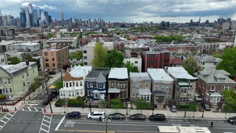 Residential-houses-and-homes-along-street-with-Midtown-Manhattan-NYC-New-York-City-skyline