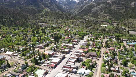 pintoresca ciudad de ouray en colorado, rodeada de imponentes montañas nevadas