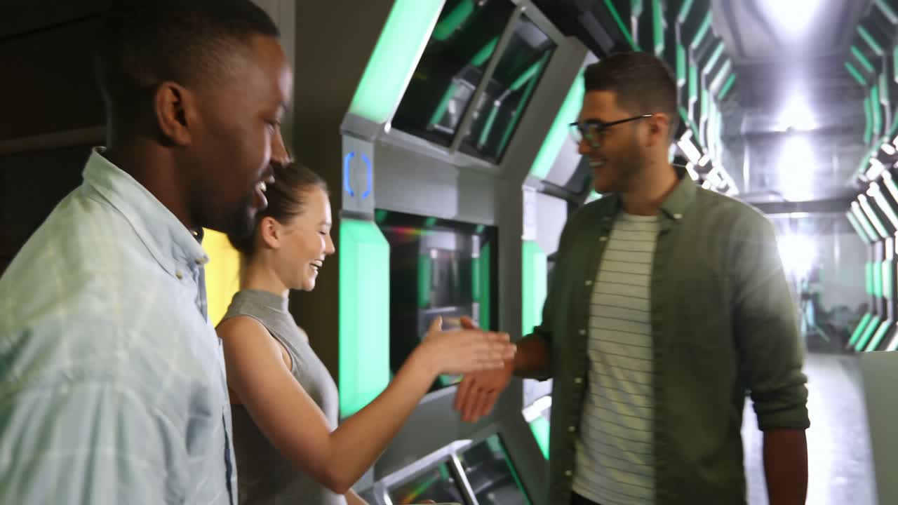 colegas de negocios discutiendo sobre una tableta digital 4k