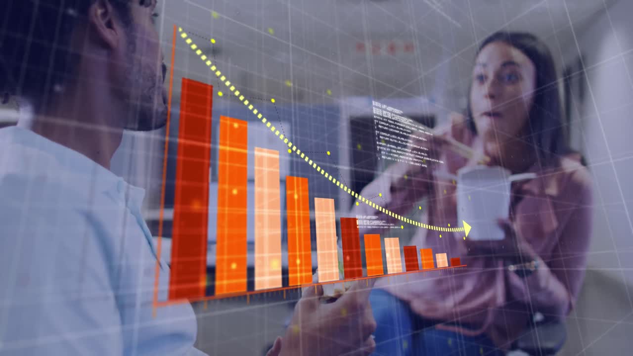 animación de flecha en gráfico y lenguaje informático, diversos compañeros de trabajo hablando mientras comen comida