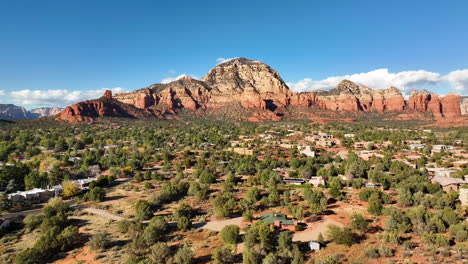 Filmische-Luftaufnahme-Von-Sedona,-Arizona,-Die-In-Richtung-Des-Mesa-Mountain-Des-Flughafens-Fliegt